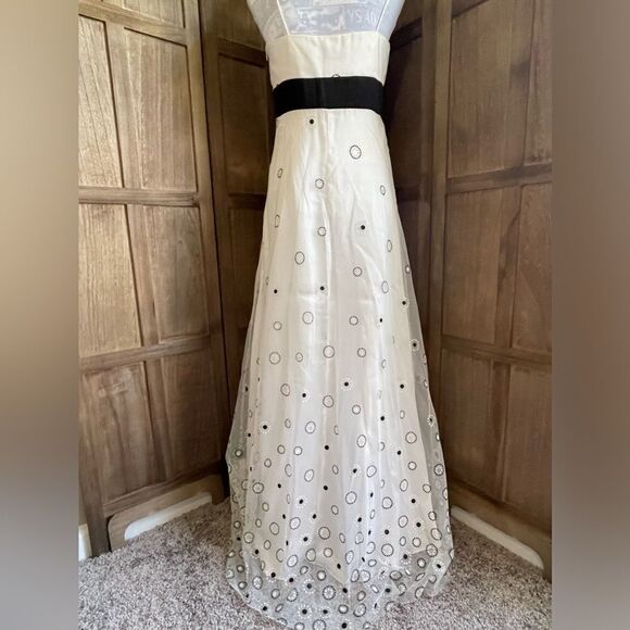Black and White Prom Dress. - Picture 11 of 12